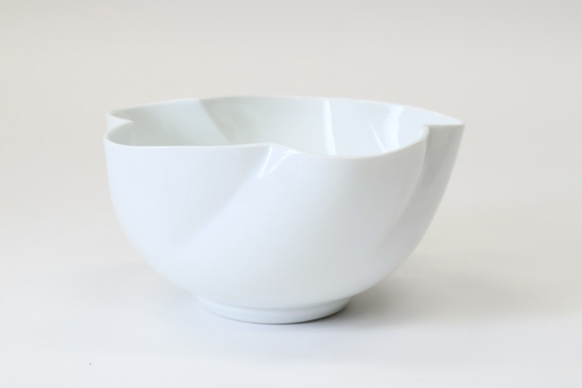 井上萬二 白磁花形 花器 幅20cm 共箱 人間国宝 本人作 茶道具 人間国宝 共箱 井上萬二 JALショッピング 井上萬二]陶芸「白磁緑釉染葡萄彫文花形花器」: 酒器