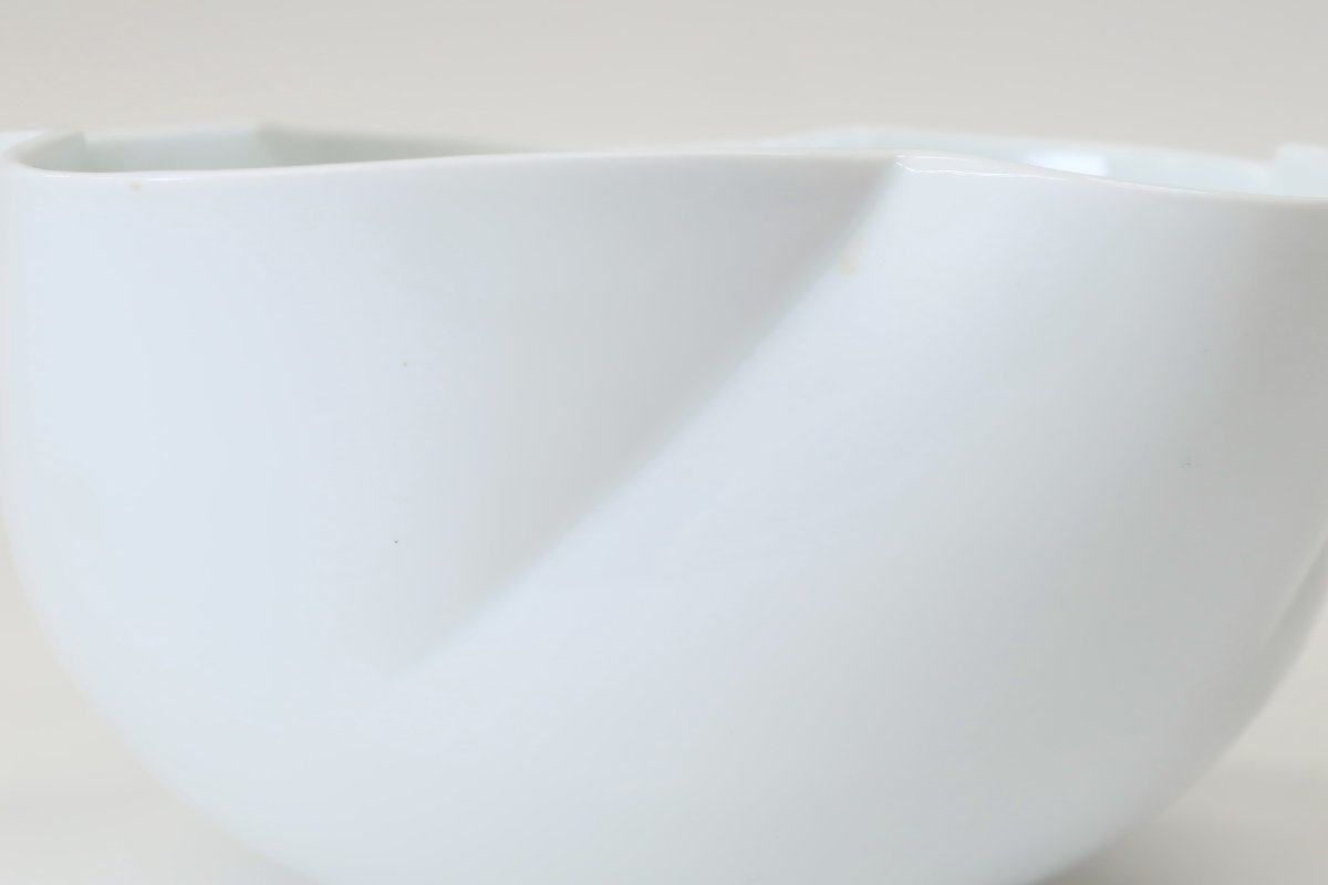 井上萬二 白磁花形 花器 幅20cm 共箱 人間国宝 本人作 茶道具 人間国宝 共箱 井上萬二 JALショッピング 井上萬二]陶芸「白磁緑釉染葡萄彫文花形花器」: 酒器