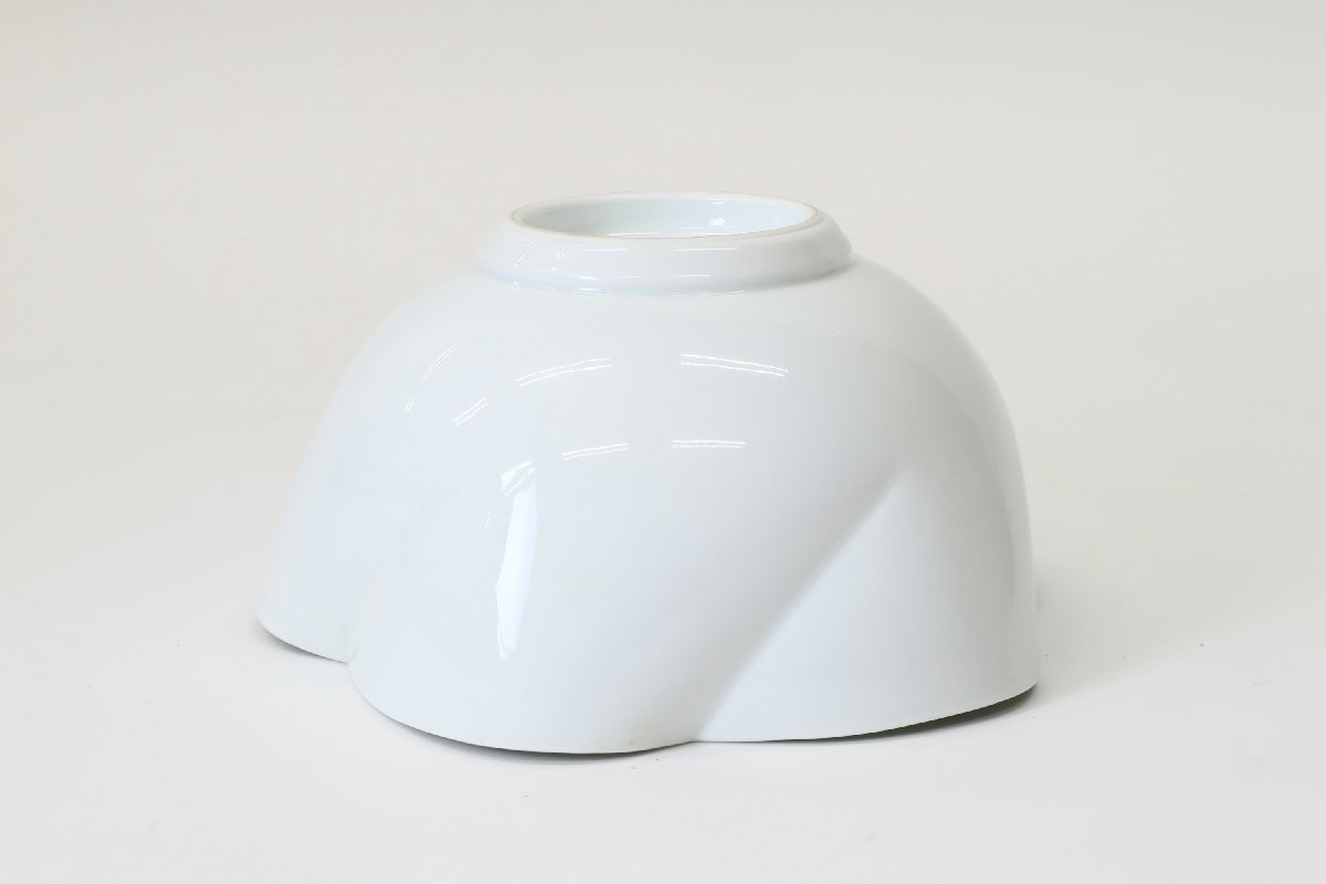井上萬二 白磁花形 花器 幅20cm 共箱 人間国宝 本人作 茶道具 人間国宝 共箱 井上萬二 JALショッピング 井上萬二]陶芸「白磁緑釉染葡萄彫文花形花器」: 酒器