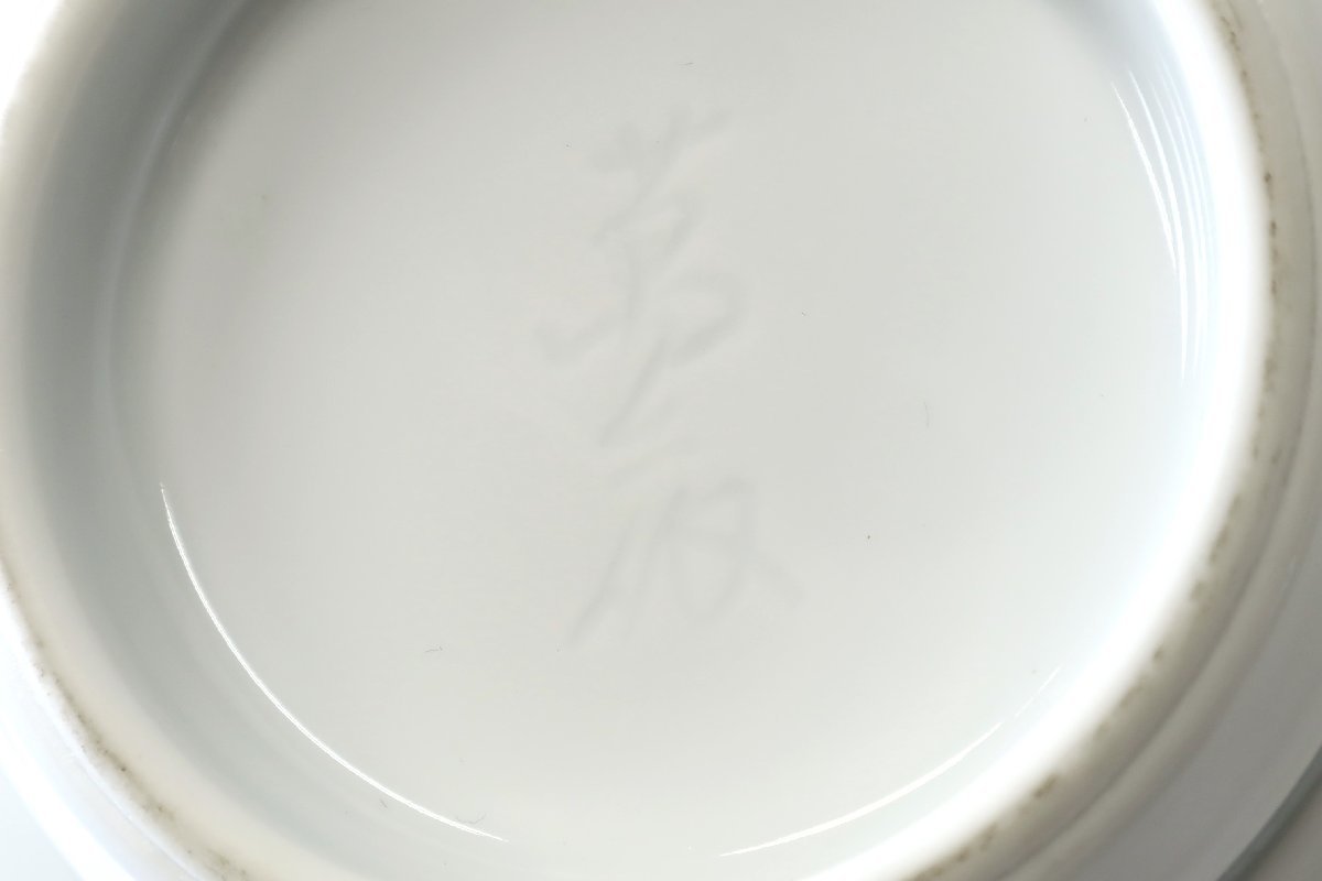 井上萬二 白磁花形 花器 幅20cm 共箱 人間国宝 本人作 茶道具 人間国宝 共箱 井上萬二 JALショッピング 井上萬二]陶芸「白磁緑釉染葡萄彫文花形花器」: 酒器
