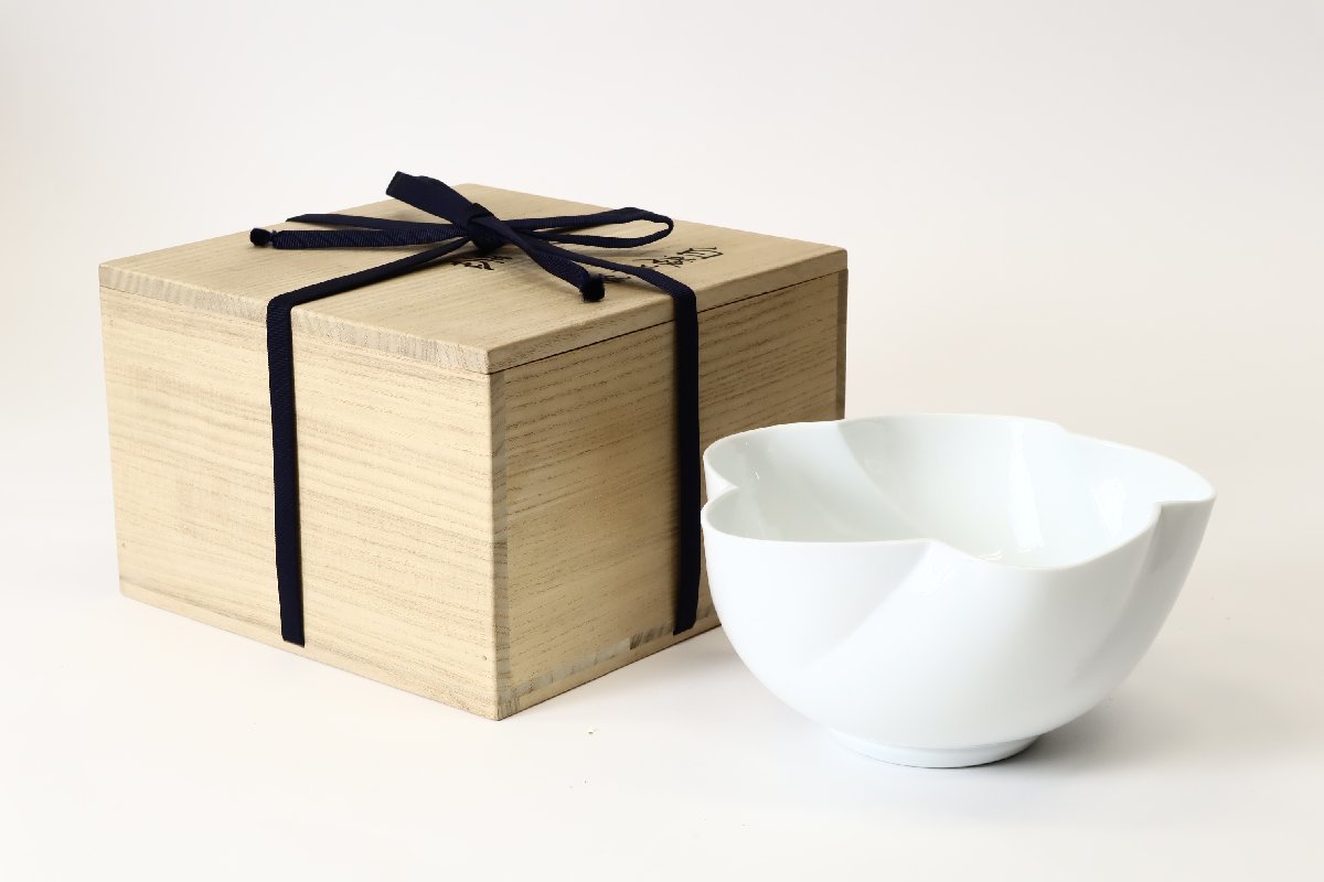 井上萬二 白磁花形 花器 幅20cm 共箱 人間国宝 本人作 茶道具 人間国宝 共箱 井上萬二 JALショッピング 井上萬二]陶芸「白磁緑釉染葡萄彫文花形花器」: 酒器