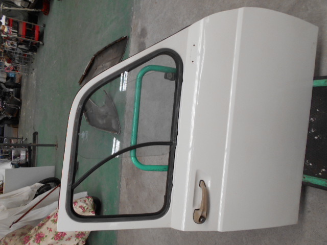 ルノーキャトル４ドアー。左右2枚