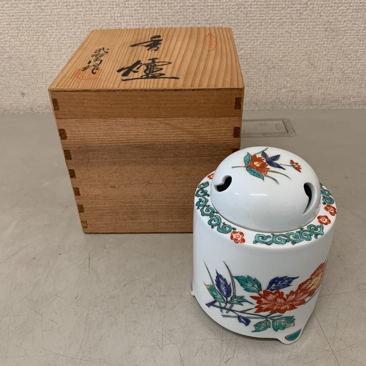 有田焼 三花地紋 香炉 武右衛門 作 香炉 花紋 三つ足 香爐 香道具 華道具 お香 有田焼 高さ約