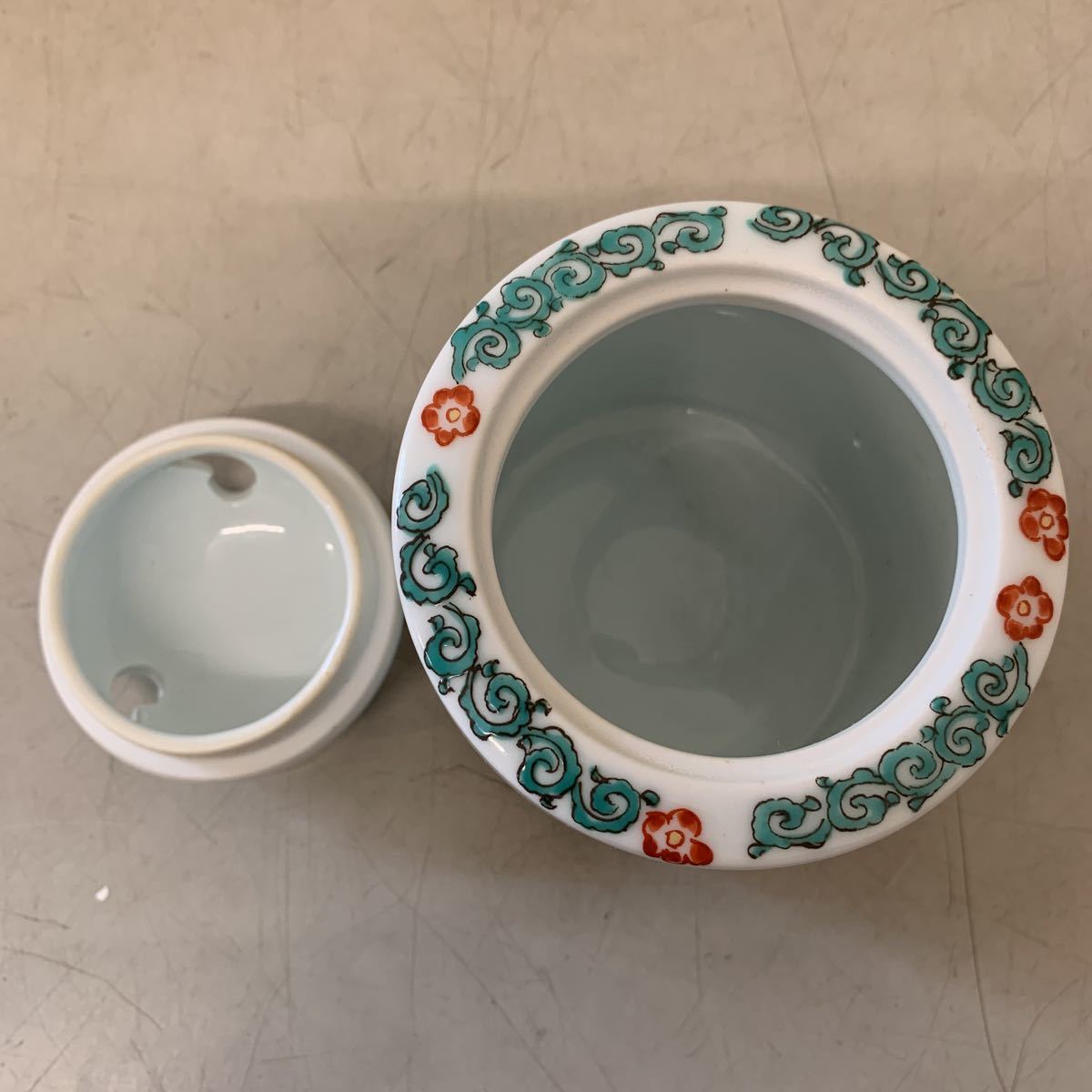 有田焼 三花地紋 香炉 武右衛門 作 香炉 花紋 三つ足 香爐 香道具 華道具 お香 有田焼 高さ約