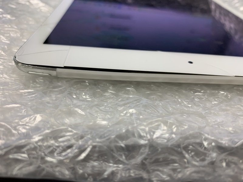 DL357 au iPad Air 第2世代 Wi-Fi+Cellular A1567 シルバー 16GB 判定
