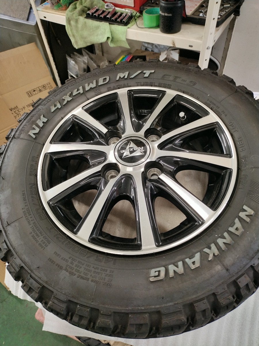 軽バン軽トラにかっこいいホワイトリボン ブロック タイヤ付き バリ山 