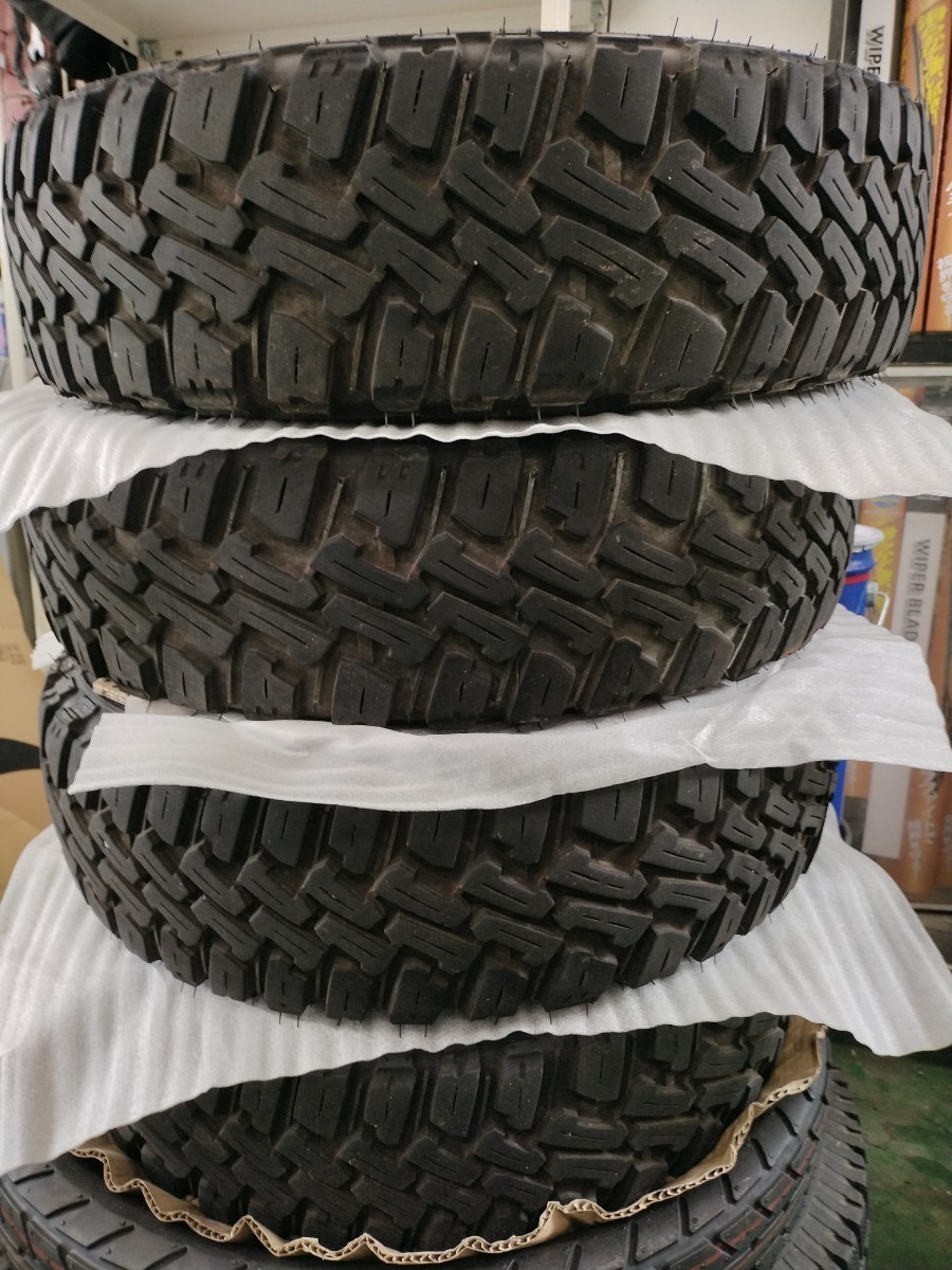 軽バン軽トラにかっこいいホワイトリボン ブロック タイヤ付き バリ山 