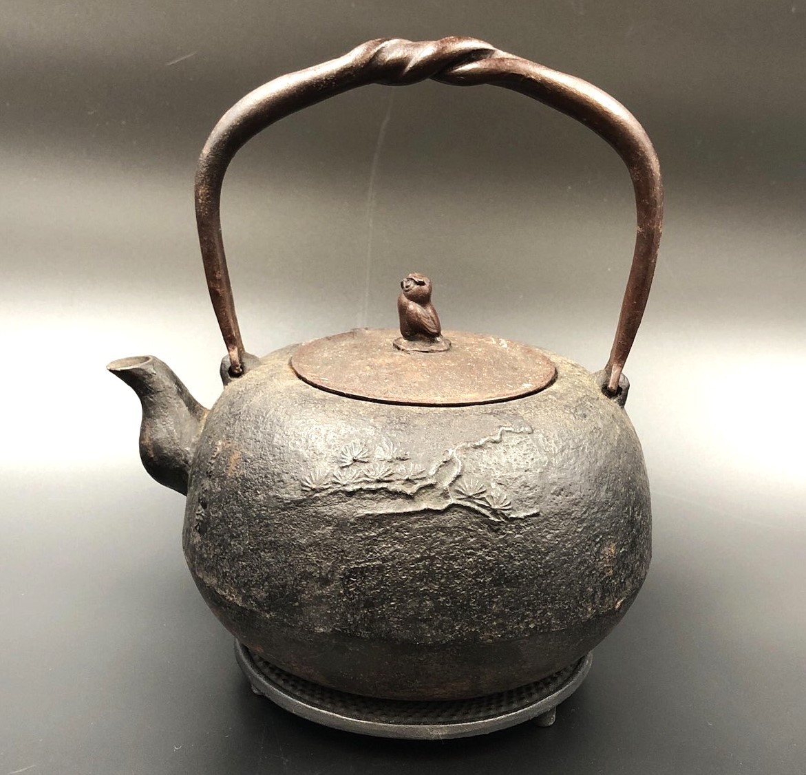 998 鉄瓶 茶道具 骨董品（南部鉄器》鉄瓶・ 松 ・ 老松紋様 ・ 梟 
