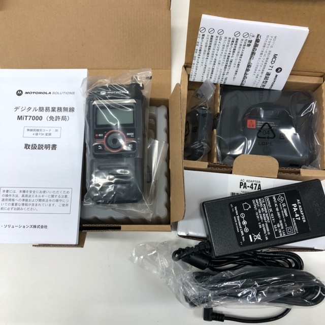 【未使用】充電器付き モトローラ トランシーバー MiT7000 MCD-71 PA-47A 免許局 無線機[6809]