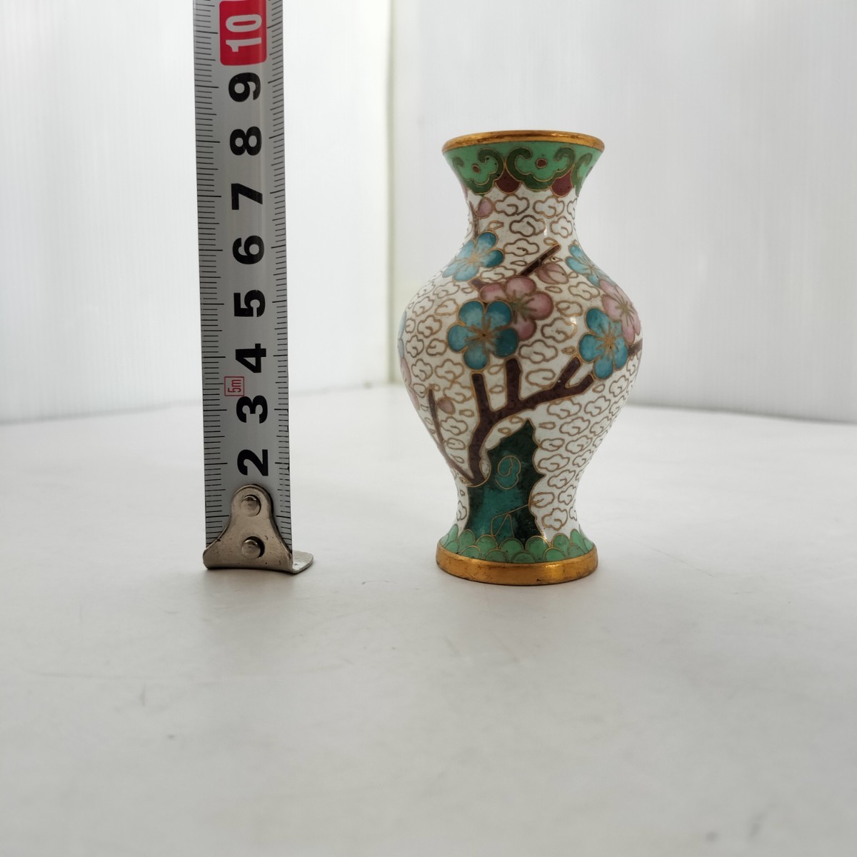 小壺7点（おそらく中国製の七宝壺1点、「乾隆年製」裏印の陶器壺2点 