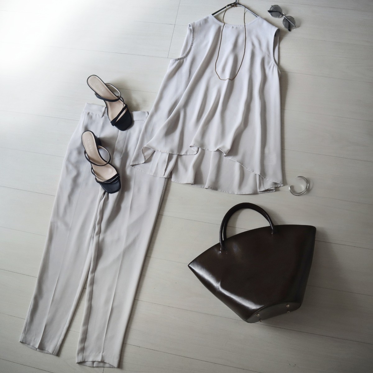 エクリュグレージュホワイトおしゃれアーバンリサーチとろみノースリーブフレアブラウス×美脚タックパンツセットアップオールインワン風
