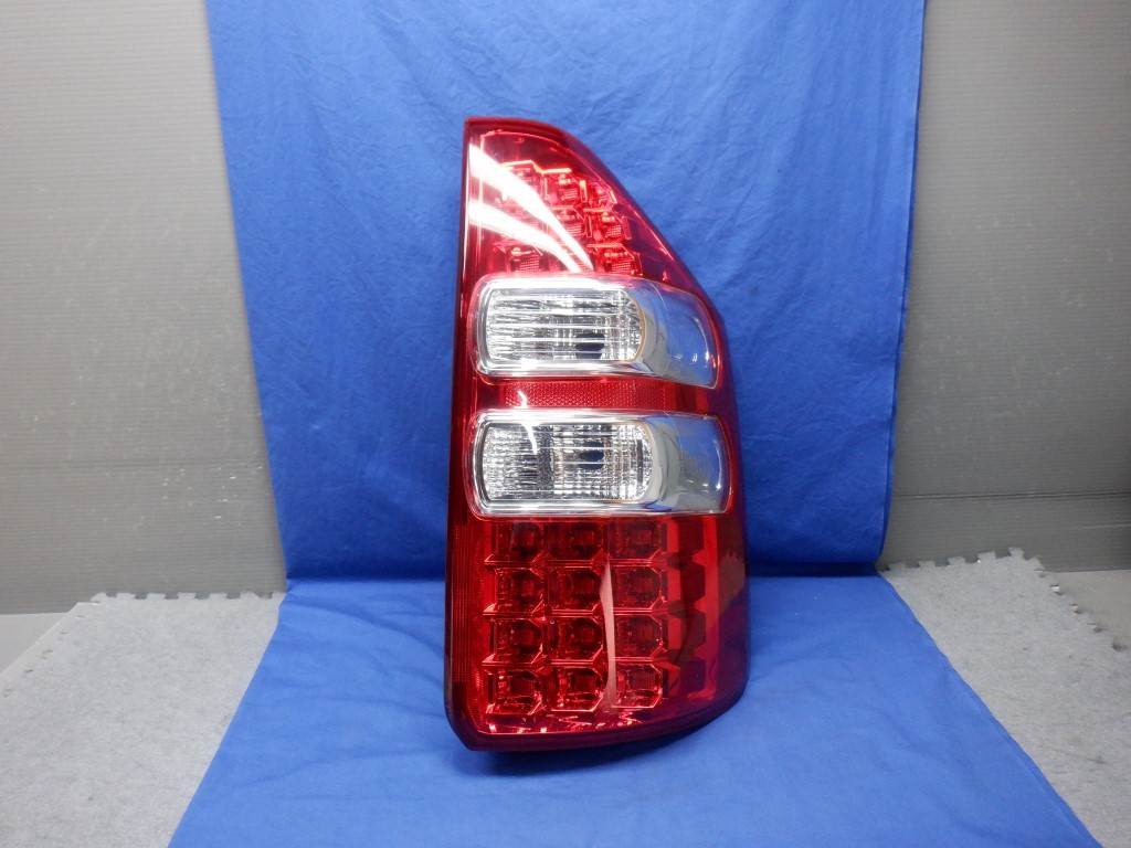 ノア ZRR70 後期 右テールランプ 28-219 (X8191) 後期 ノア ZRR70⁄75W