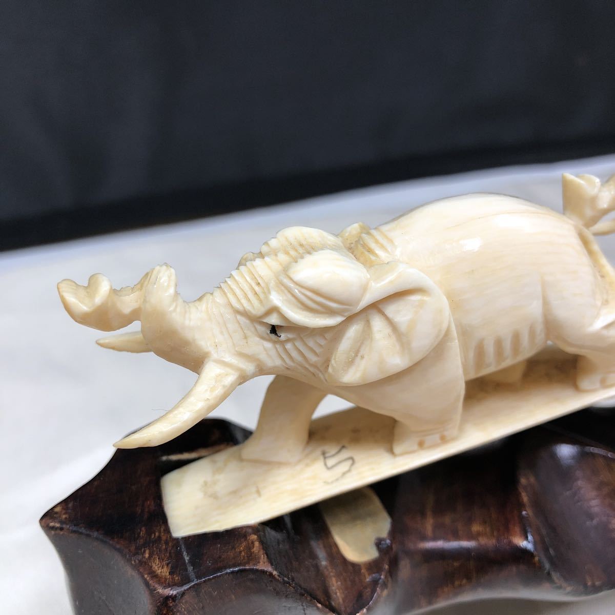 象 彫刻 工芸品 美術品 インテリア 置き物 オブジェ 木製台付