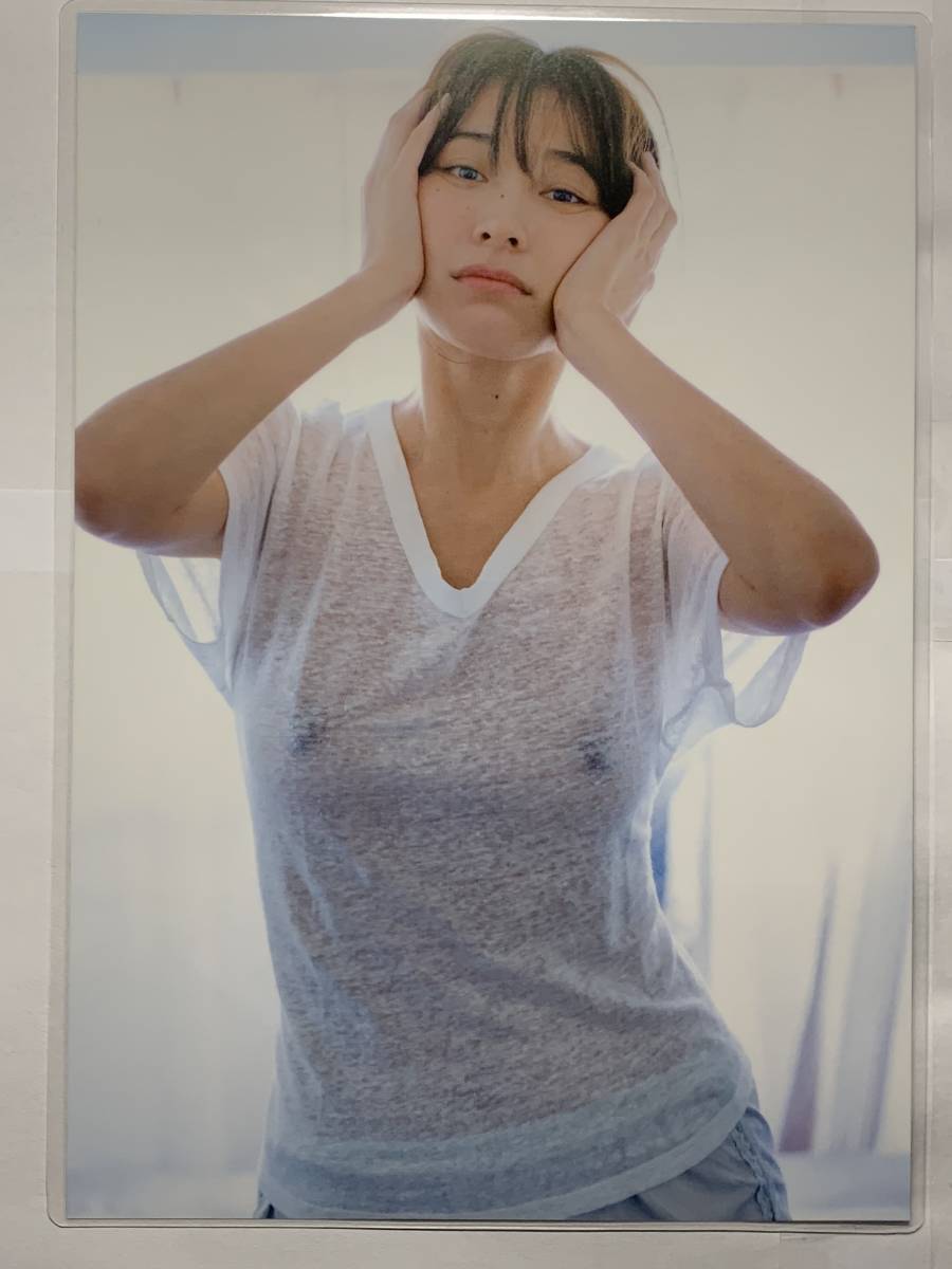厚手ラミネート加工】山崎真実 水着 雑誌切り抜き 8ページ