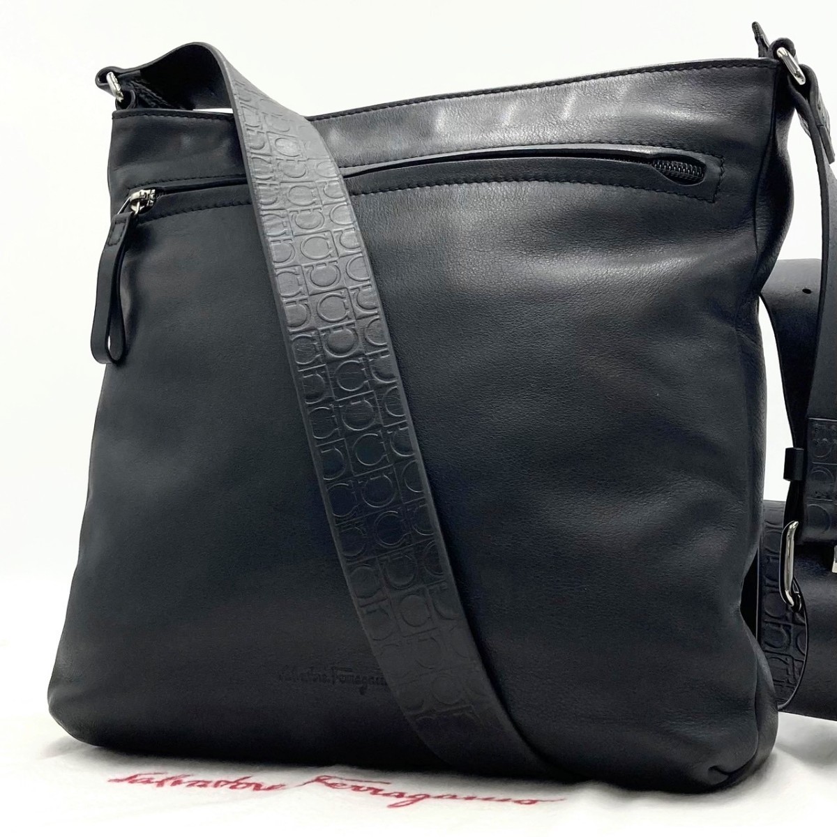 極美品 近年モデル◎フェラガモ Salvatore Ferragamo メンズ ビジネス ショルダーバッグ ボディ サコッシュ レザー 本革 ブラック 黒 A4