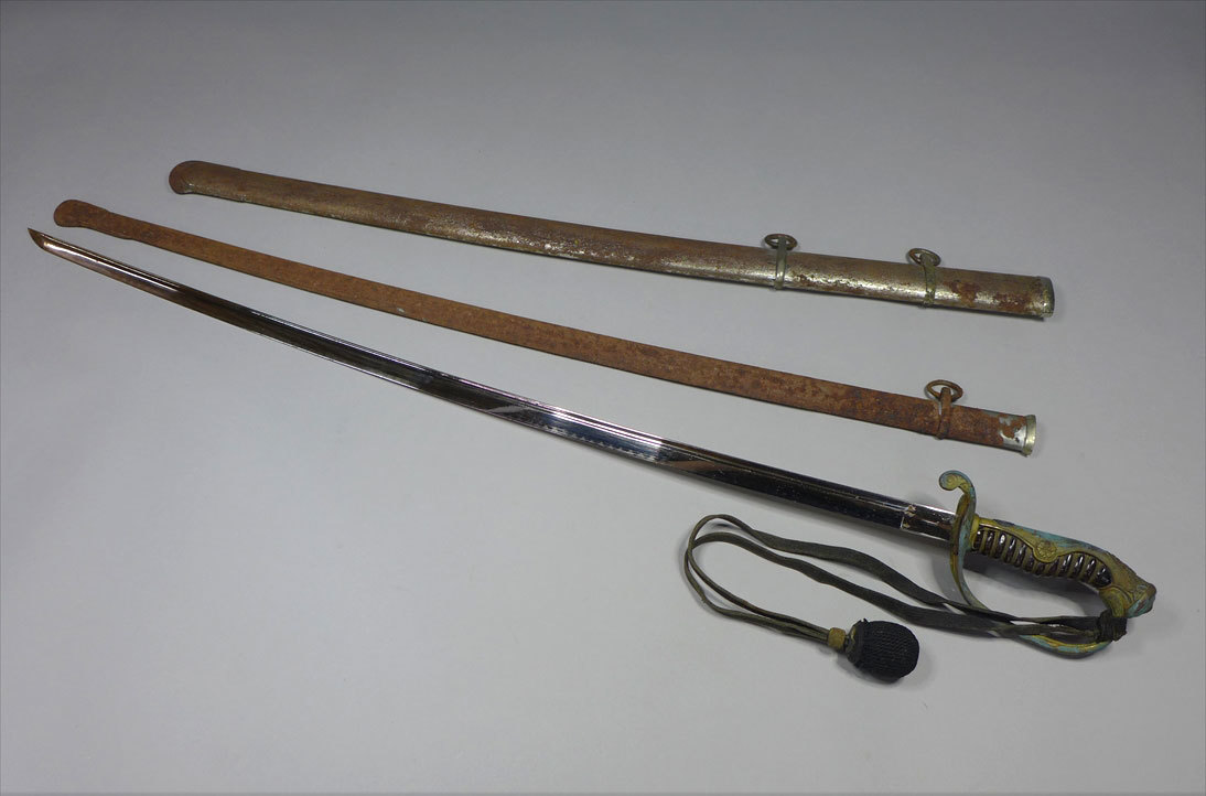 ●軍隊物 当時物　旧日本軍　将校の指揮刀・サーベル　巴紋　コレクター放出品！