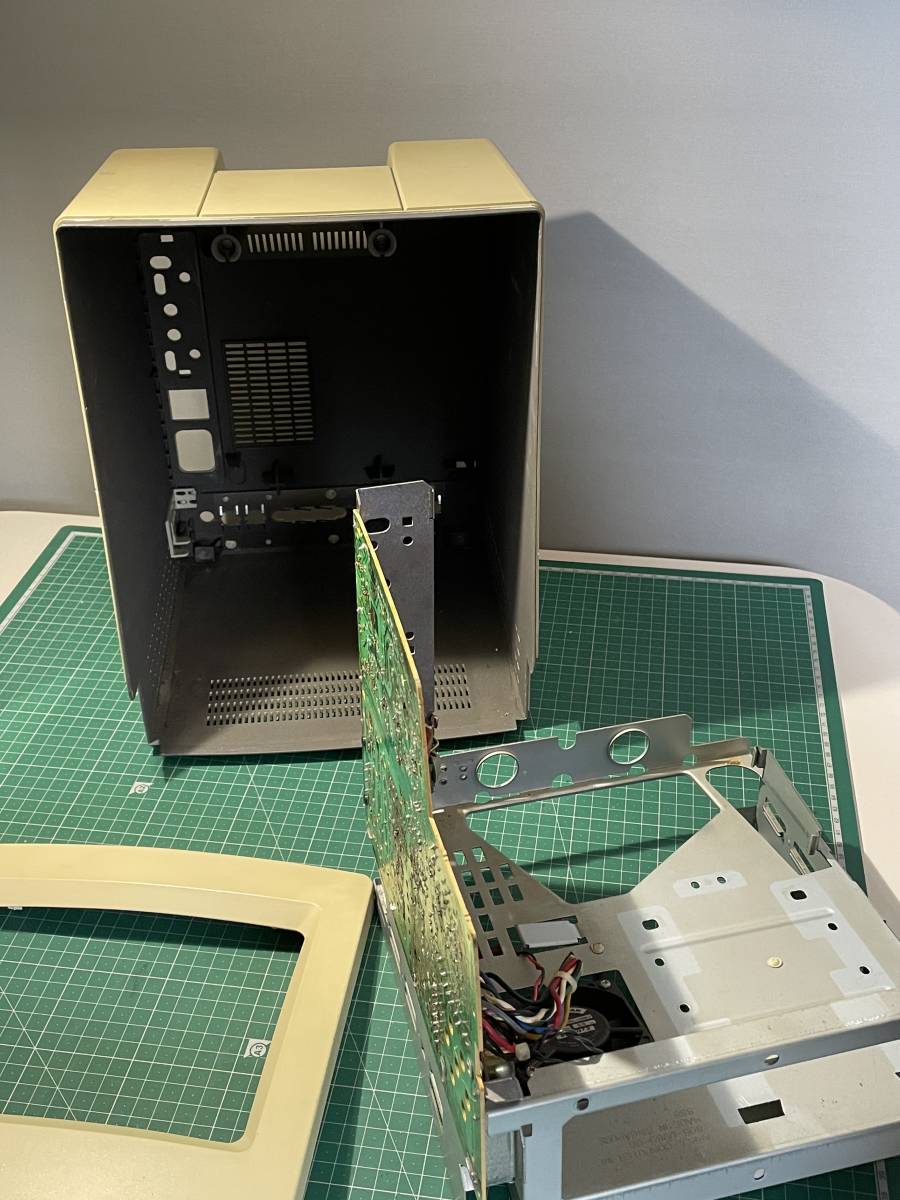 ☆アップル Macintosh ClassicⅡ 筐体のみ 中身撤去済み アップル