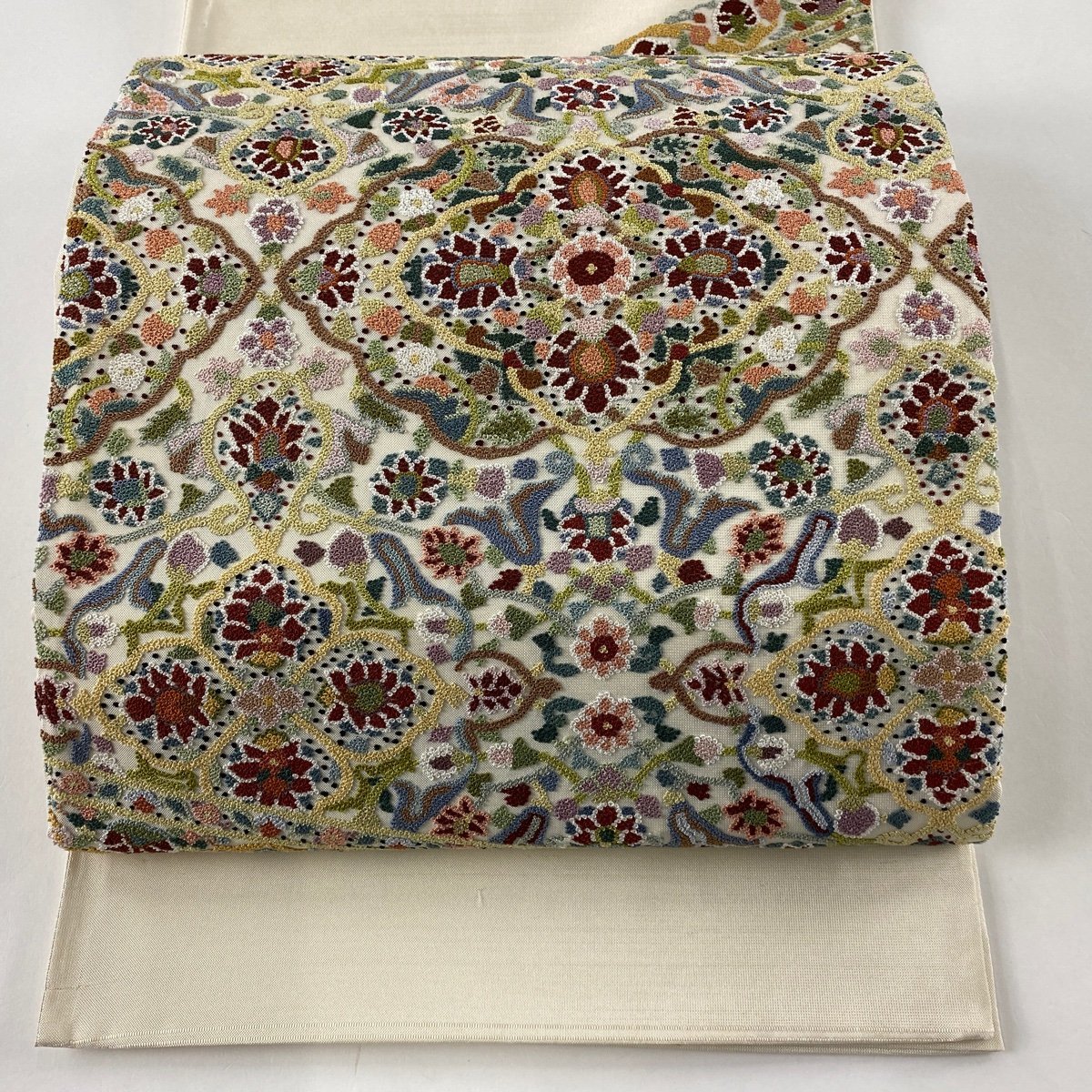 袋帯 美品 逸品 華文 草花 相良刺繍 クリーム お太鼓柄 正絹 【中古】