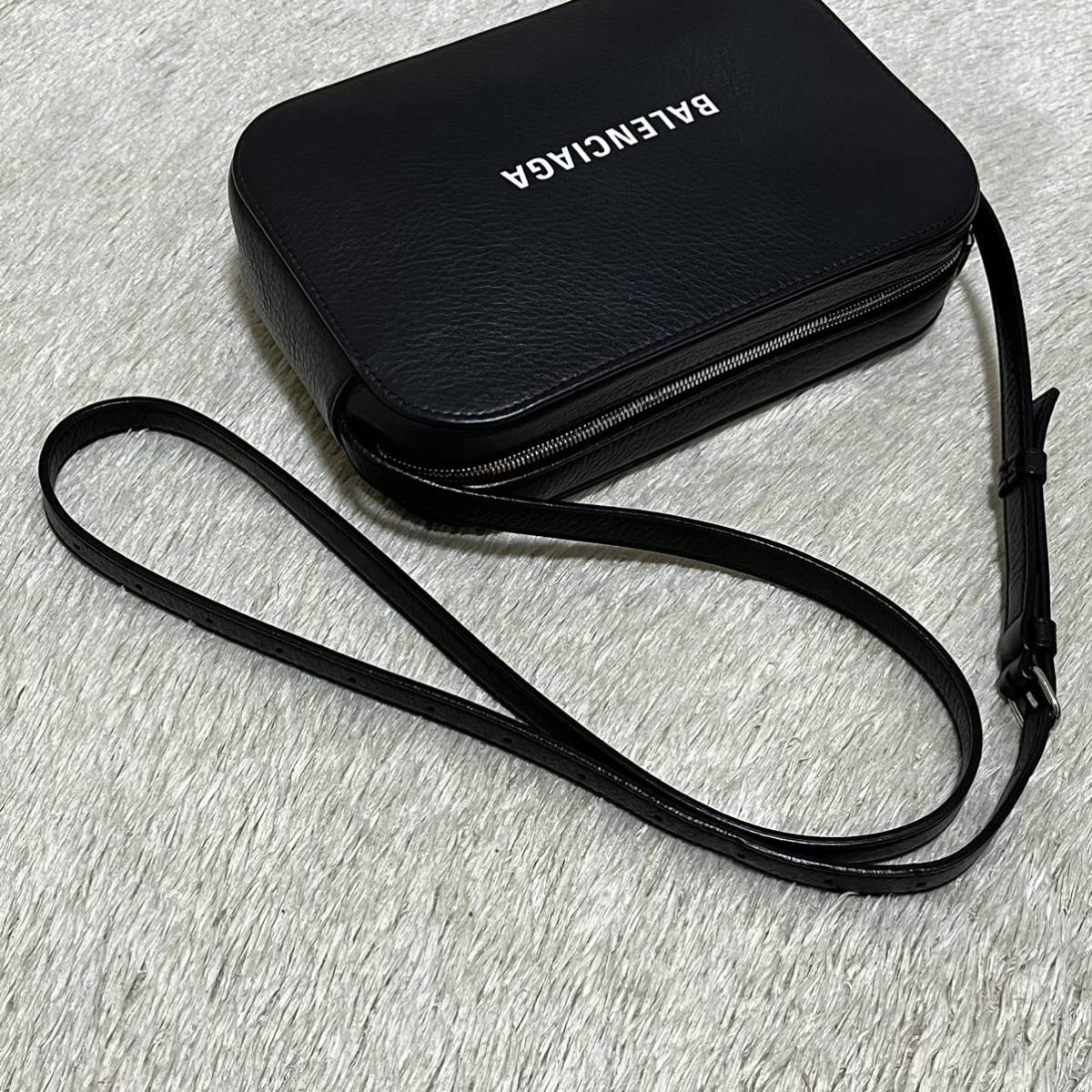 465【極美品】BALENCIAGA バレンシアガ エブリディ CAMERA S 