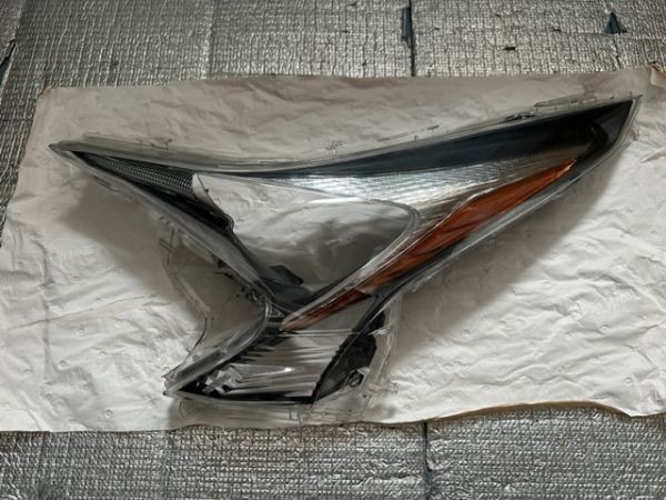 トヨタ TOYOTA プリウス ZVW50/51/55 前期 純正 ヘッド ライト ランプ