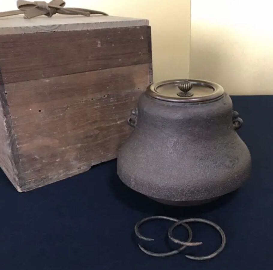 R》茶道具 時代釜 【龍文堂造】釜鐶付 木箱 （Z2）