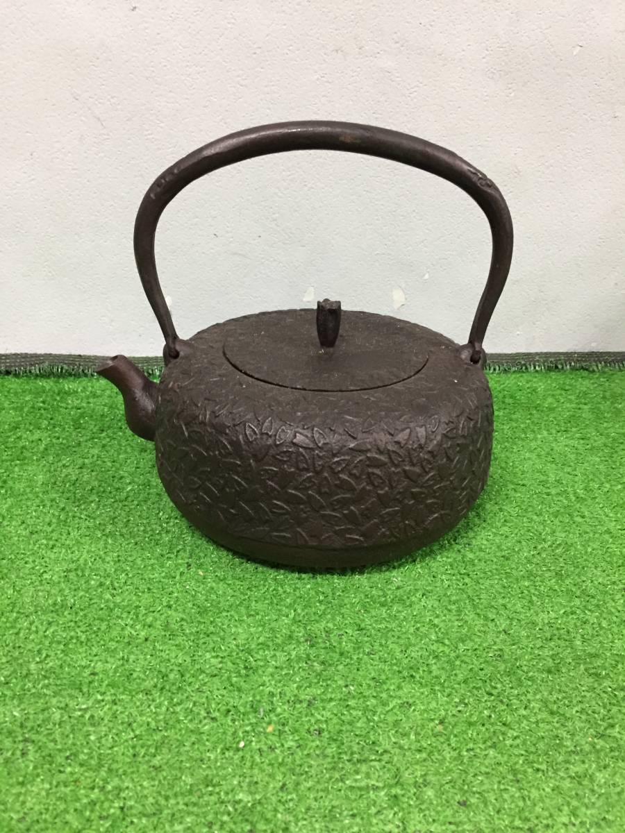 □ 岩戸賢一郎 鉄瓶 平丸小桜 1.2L 桜花びら柄 職人 手作り 27-70