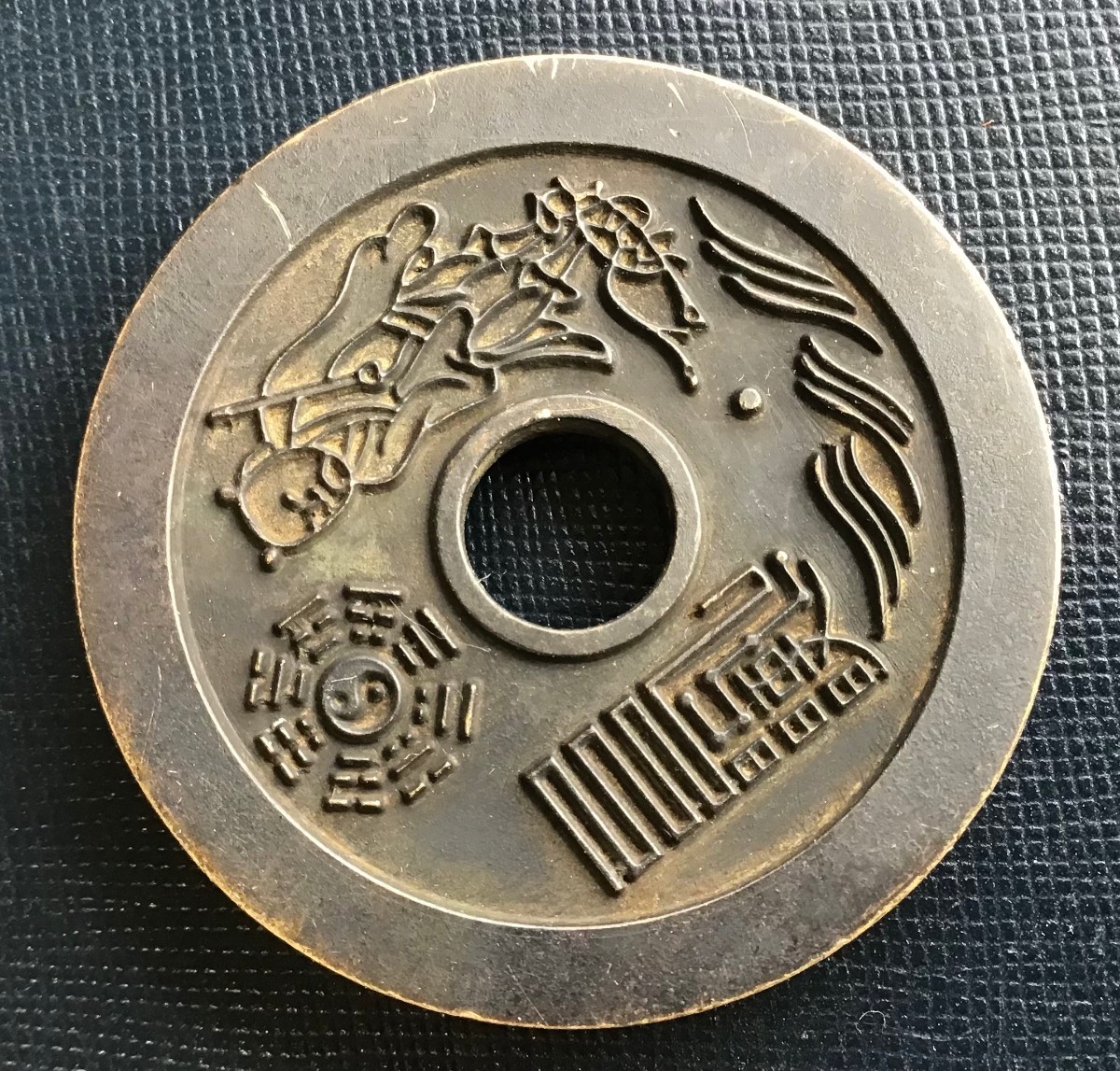 中国古銭 レア硬貨 穴銭絵銭 大型宮銭 清朝期 直径46mm 厚み