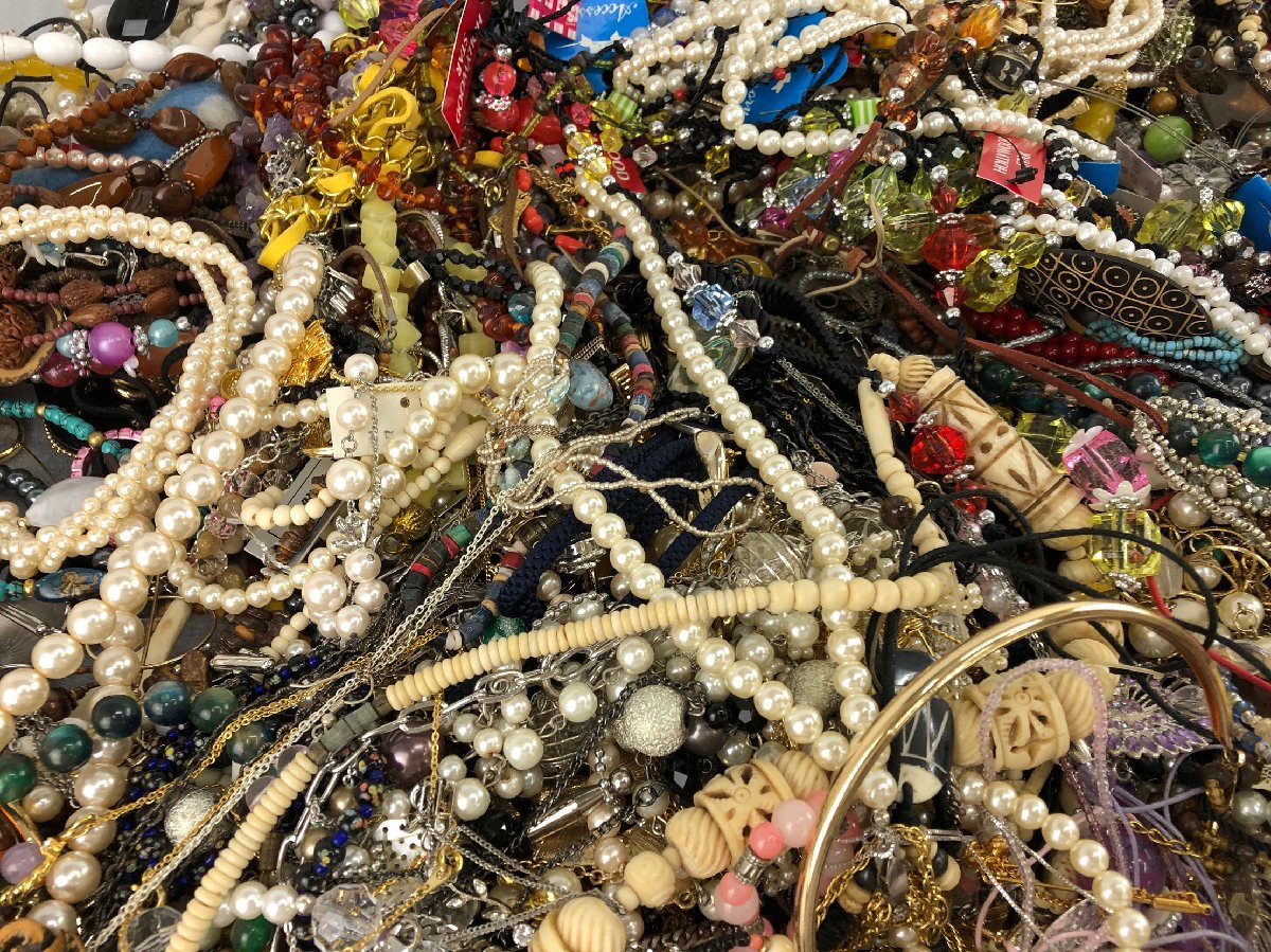 アクセサリーまとめ売り　 遺品、整理品、ジャンク品　大量 ☆ジャンク品☆アクセサリー まとめ 遺品整理品、ジャンクアクセサリー
