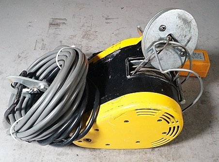 RYOBI リョービ 小型ウインチ WI-61C 最大巻上荷重：60kg 揚程：20m ホイスト クレーン 荷揚げ 100V 50/60Hz ■動作確認済■ 領収証発行可 リョービ WI-61C RYOBI 揚程：30m RYOBI（リョービ）荷重60kg 100vの通販