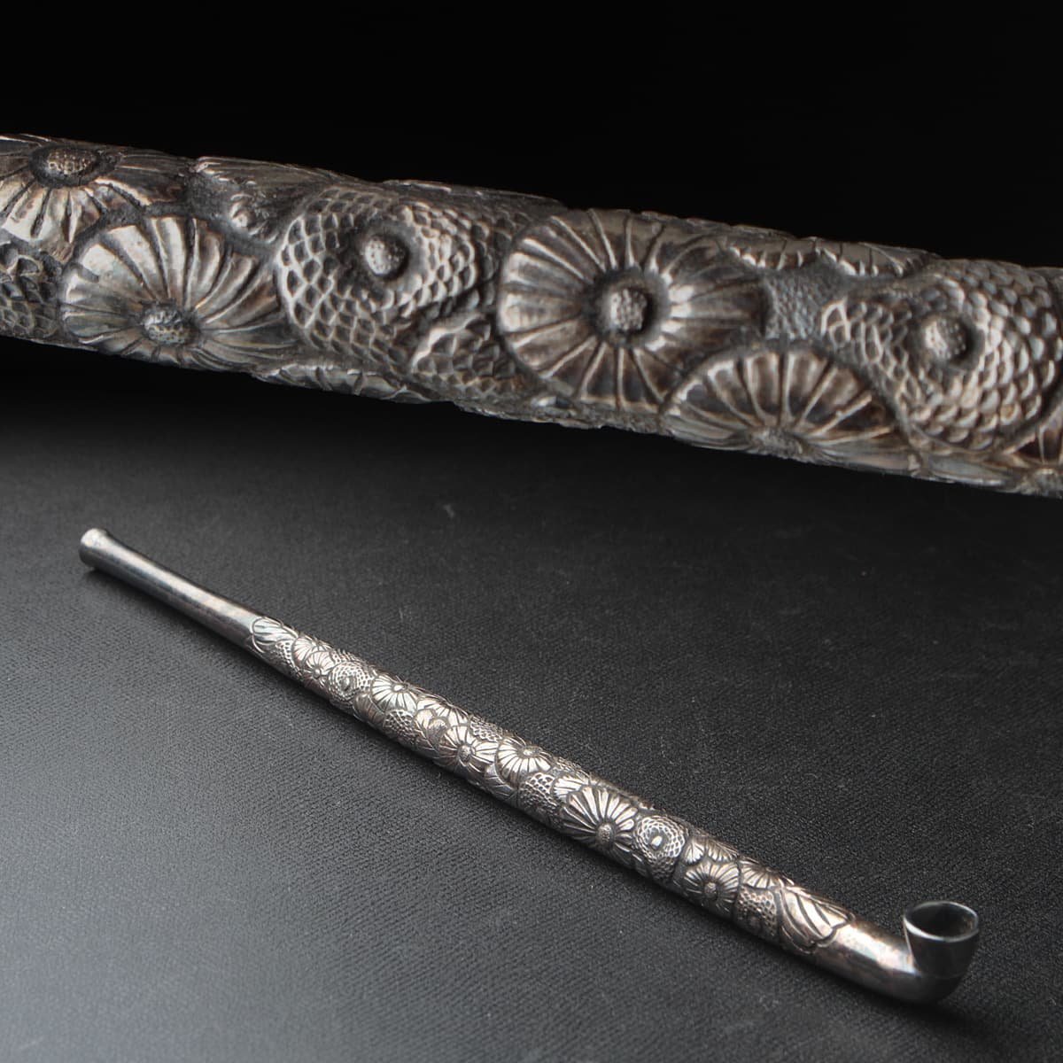 EM852 時代金工 銀製 菊尽彫図 銀煙管 全長20.2cm 重55g・銀延べ煙管