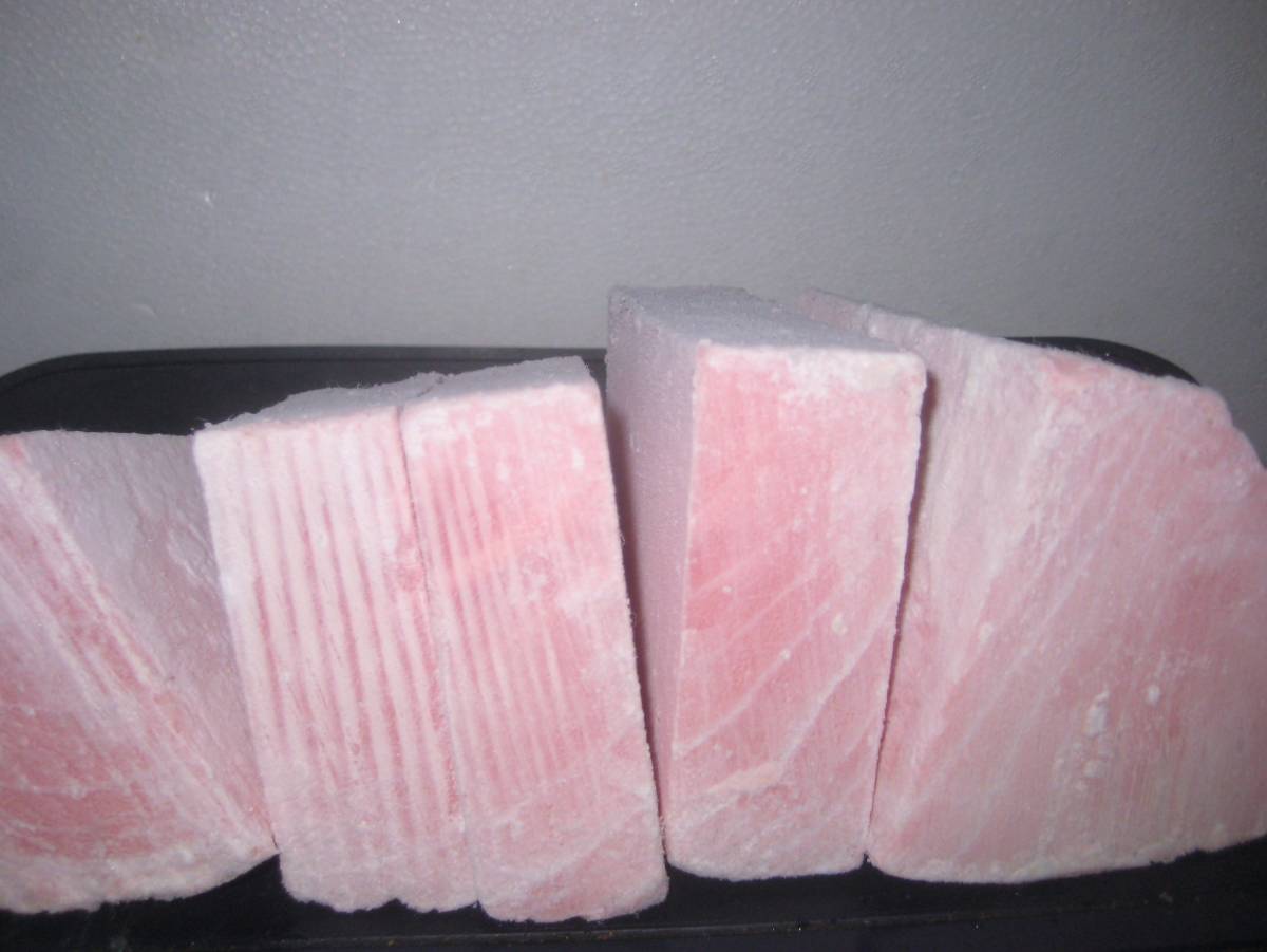 【特価】業務用養殖本鮪（マルタ産）背上/中トロブロック端材 930g★１ブロック入り（５サクにカット済み）