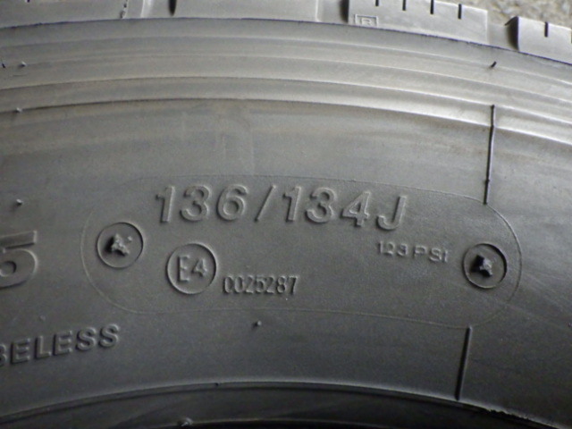 UT2620-ブリヂストン M800 245/70R19.5 136/134J 中古 2本セット オールシーズンタイヤ 2017年製 ブリヂストン M800 245／70 [1本] STUDLESS W900