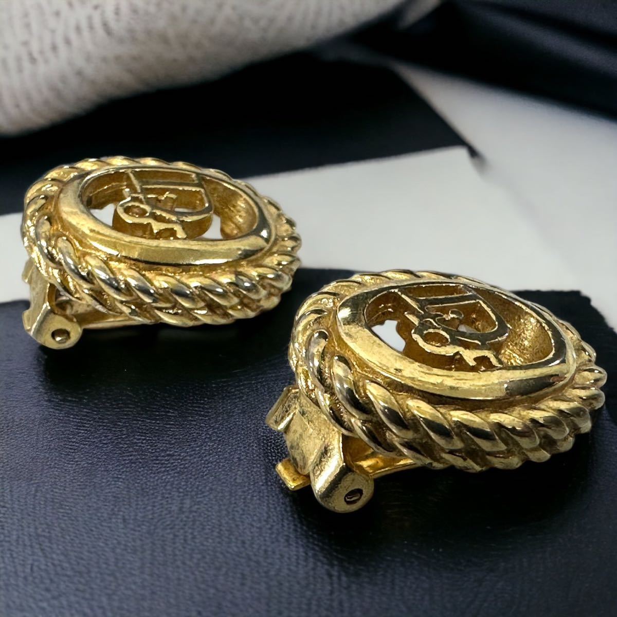 Christian Dior イヤリング クリスチャンディオール Dior ゴールド　ロゴ　アクセサリー　人気ブランド　レディース　