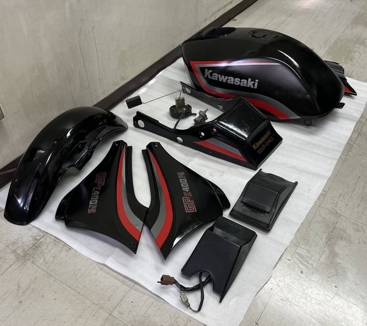 gpz 400f純正外装セット 一部塗装後未使用　当時物　インジゲーターか小物入　燃料コック　燃料センサー　フルセットKawasaki 美品