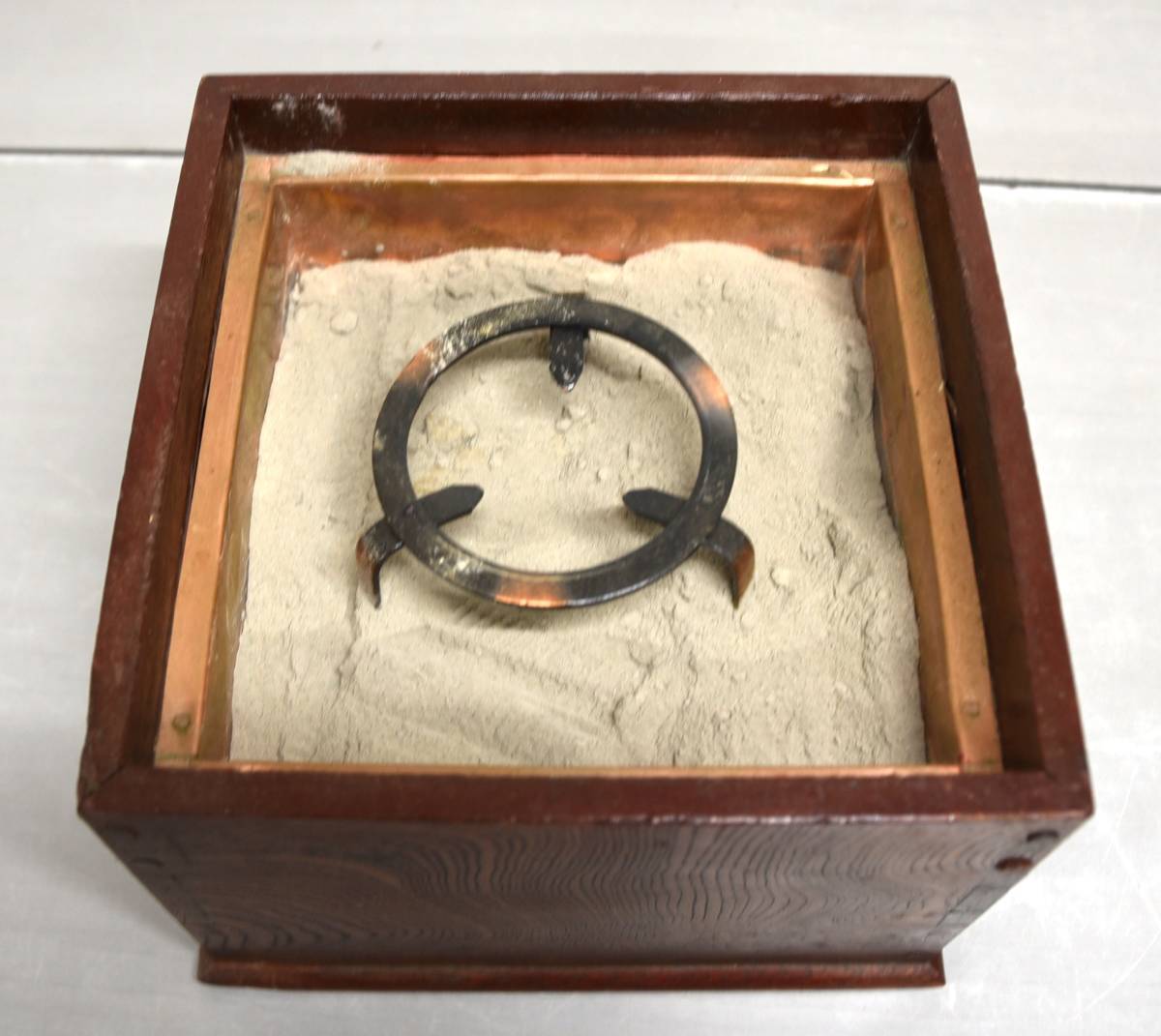 OY9-60【現状品】木製 灰入り角火鉢 火箸 五徳 灰ならし｜約28cm×約