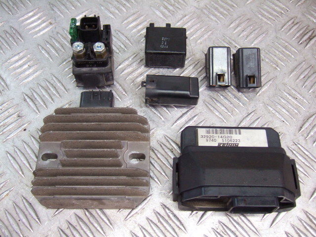 と0928 スカイウェイブ250S Fi CJ43A 純正 実働 CDI イグナイタ 電装品