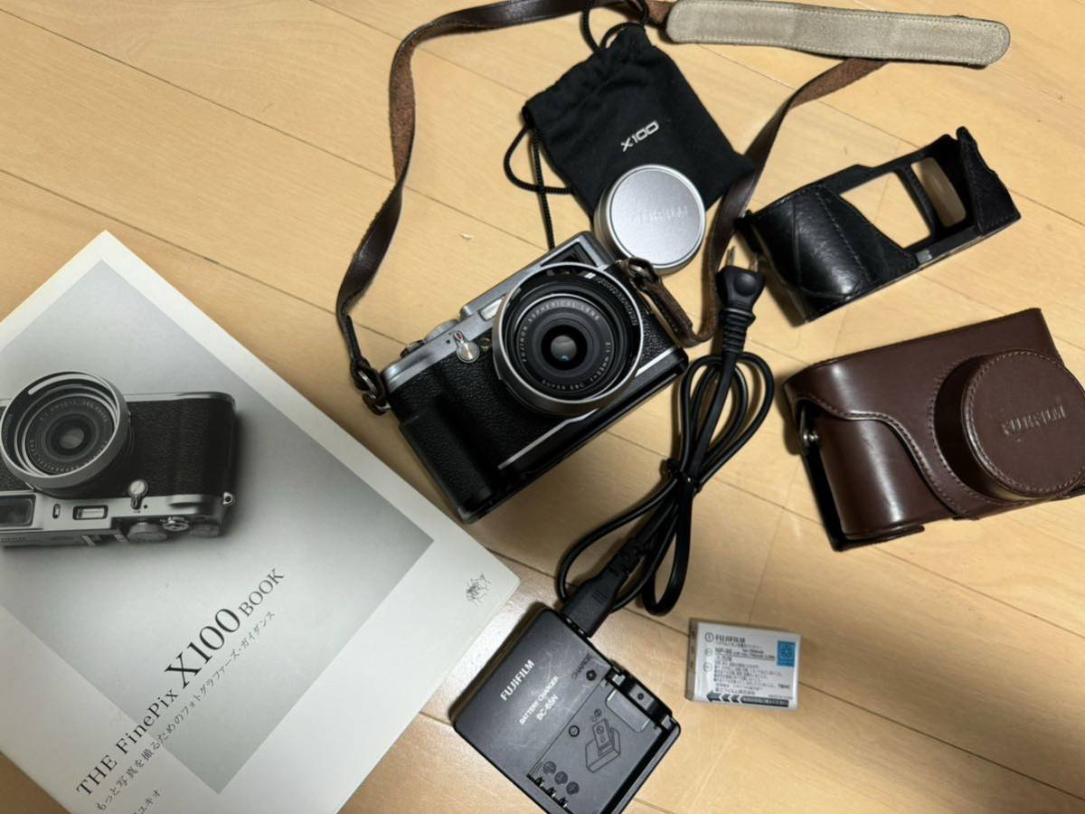 アクセサリー多数】FUJIFILM フジフィルム Finepix X100 Silver 【公式 