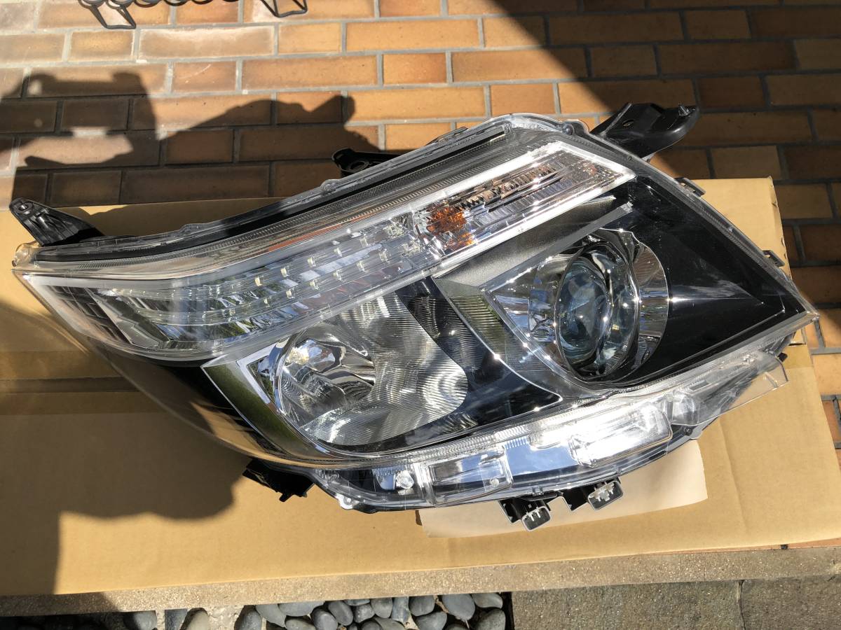 最終値引き！！トヨタ　エスクァイア後期　ヘッドライトユニット左右セット エスクァイア☆左ヘッドライトユニット☆LED☆良品☆43 自動車メーカー