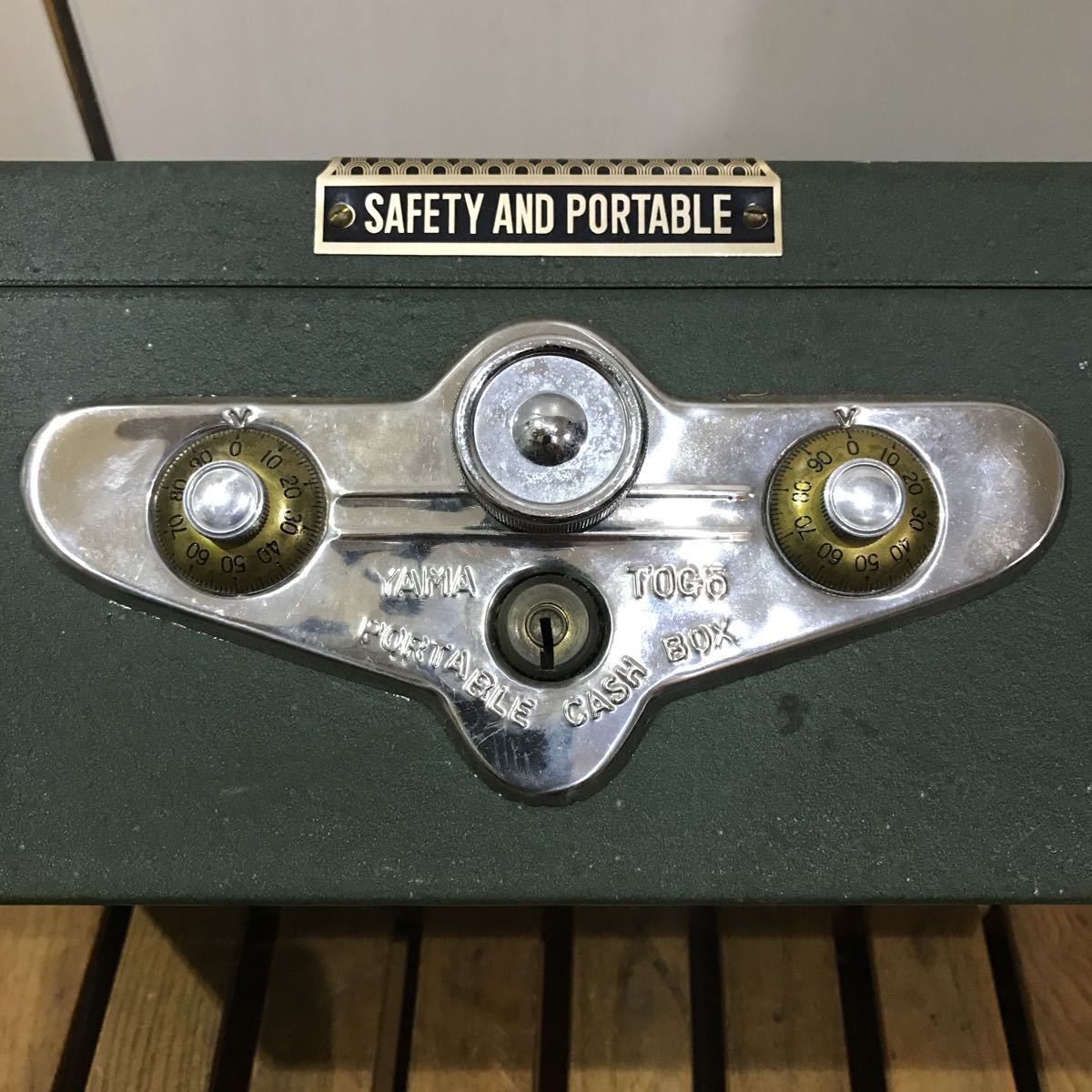 美品 古いデザイン 手提げ金庫 ビンテージ！