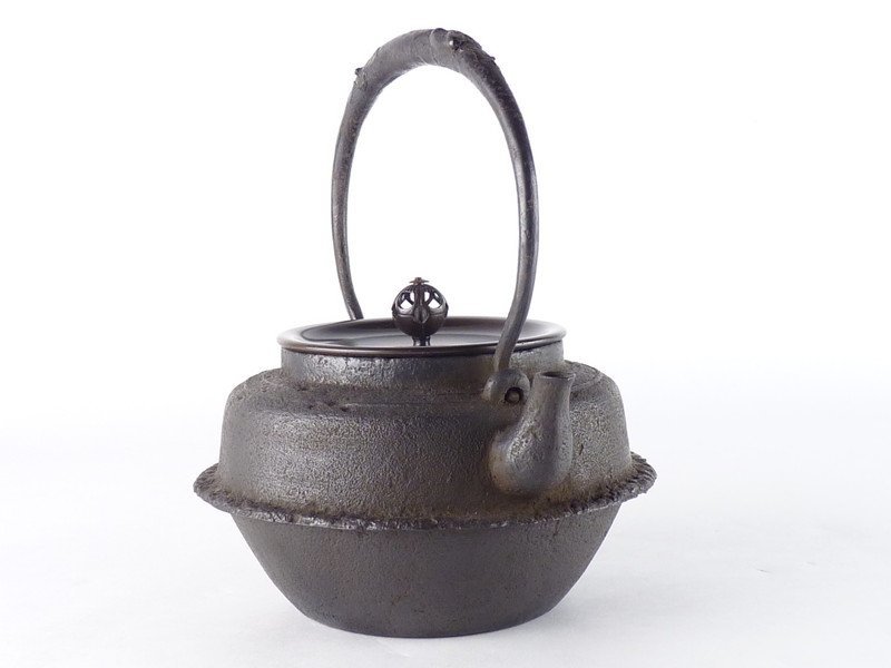 都屋】7 釜師 畠春斎「翼形鉄瓶」共箱 高さ 約20cm 幅 約18cm×約16.5cm