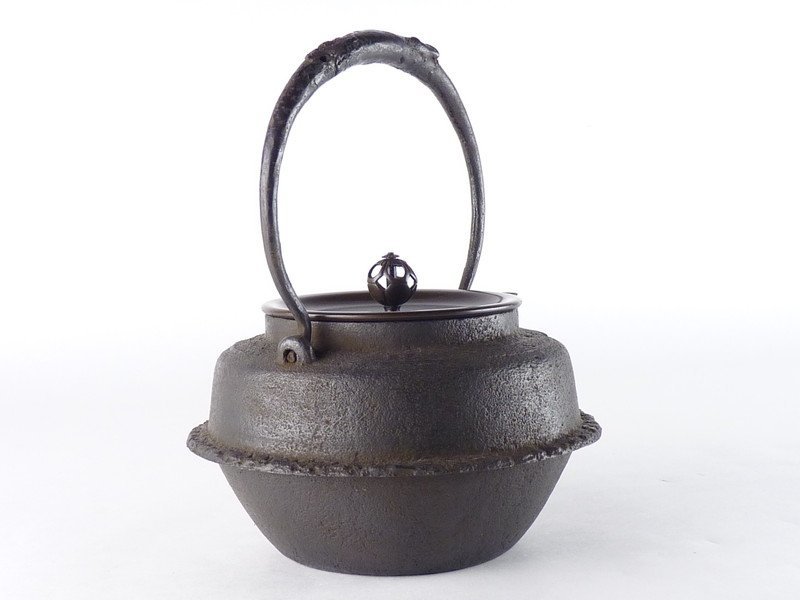 都屋】7 釜師 畠春斎「翼形鉄瓶」共箱 高さ 約20cm 幅 約18cm×約16.5cm