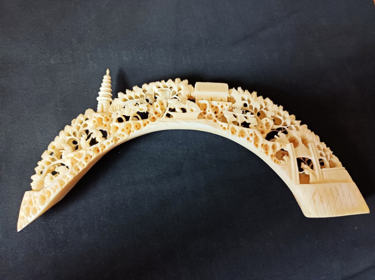 中国美術 翡翠彫刻 中国美術 透かし彫り 瓢箪と蔓 香合 台座付 箱有り