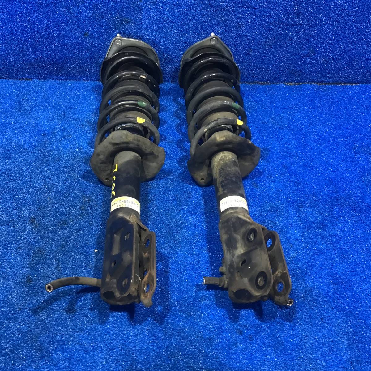 ダイハツ純正フロント左右ショックアブソーバー　48510 48520-B9245 ダイハツ純正フロント左右ショックアブソーバー48510 48520-B9245