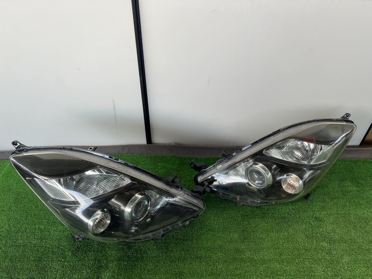 トヨタアイシス ZGM10W/ZGM15W/ZGM11W 純正 左右ヘッドライト/ランプ