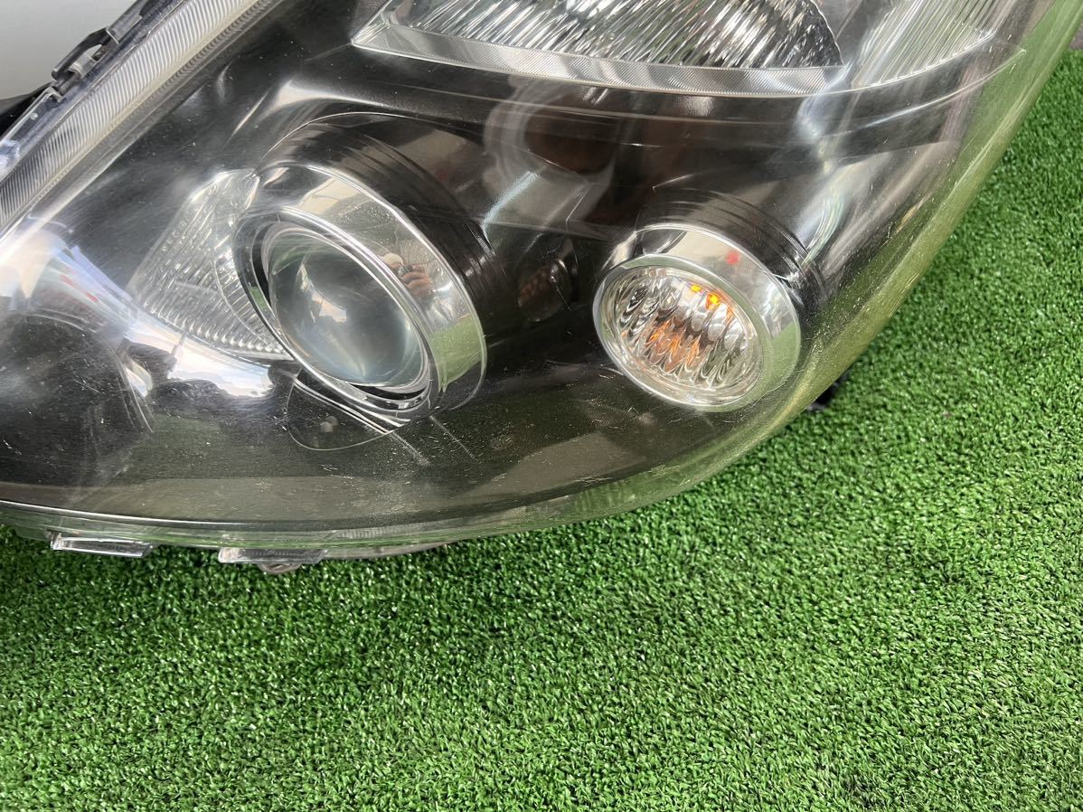 トヨタアイシス ZGM10W/ZGM15W/ZGM11W 純正 左右ヘッドライト/ランプ