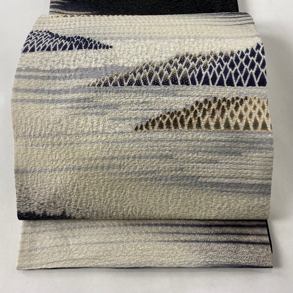 袋帯 美品 逸品 落款 滝泰 樹木 霞 銀通し 相良刺繍 クリーム お太鼓柄 正絹 【中古】