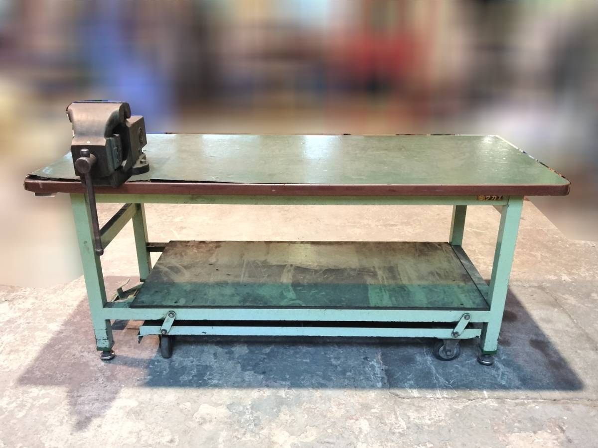 9823 中古 引取限定 キャスター付き重量作業台 バイス付き サカエ 