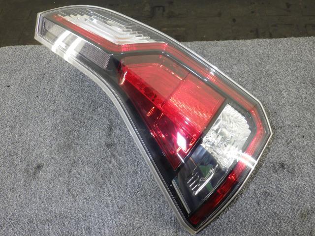 セレナ DAA-GFC27 左テールランプ