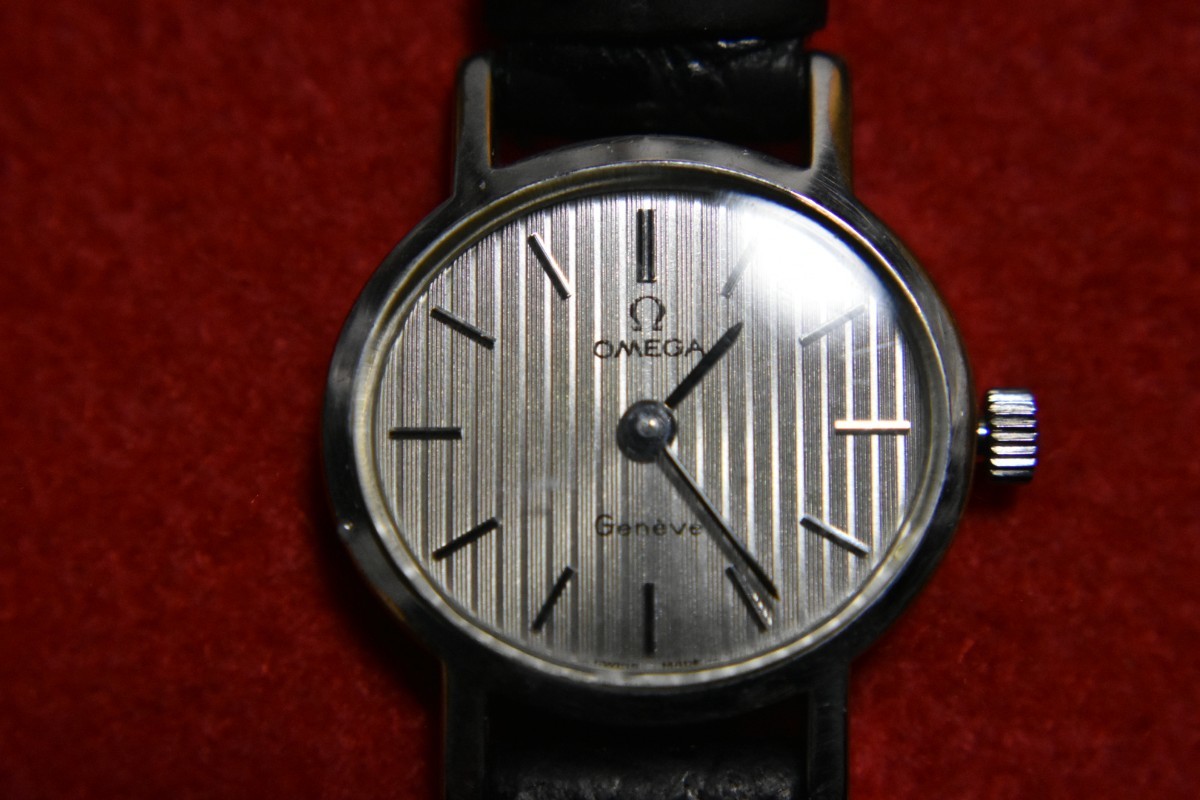 オメガ　ジュネーブ　レディース　ジャンク　不動品　キャリバー８２５？　オリジナル尾錠付き　（　手巻き　機械式　Geneva　尾錠　　）