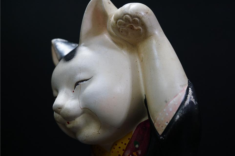 猫の芸術家　河村目呂二　招き猫 D4278 猫の芸術家 鬼才 河村目呂二 [芸者招き猫] 緑福猫 (底書き：富猫
